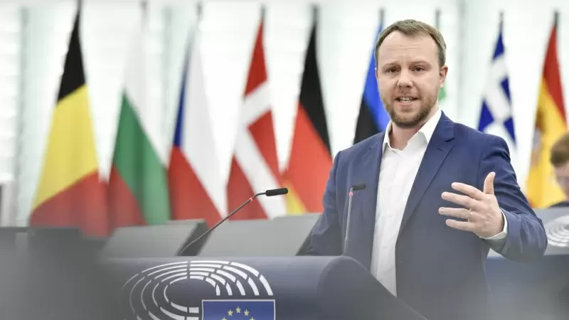 El eurodiputado Daniel Freund durante la exposición del informe adjunto a la creación del nuevo órgano del Parlamento Europeo